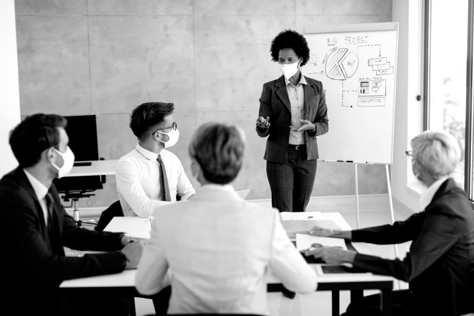 Bureau de travail collaboratif avec analyse financière