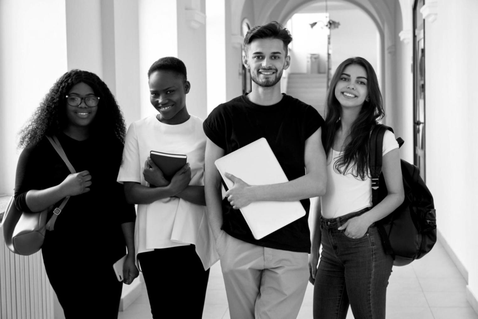 Étudiant analysant des documents financiers sur un bureau avec ordinateur portable