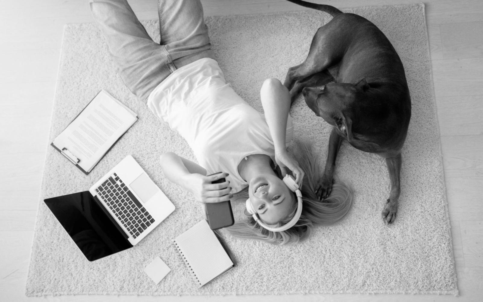 Étudiant analysant des données financières sur plusieurs écrans